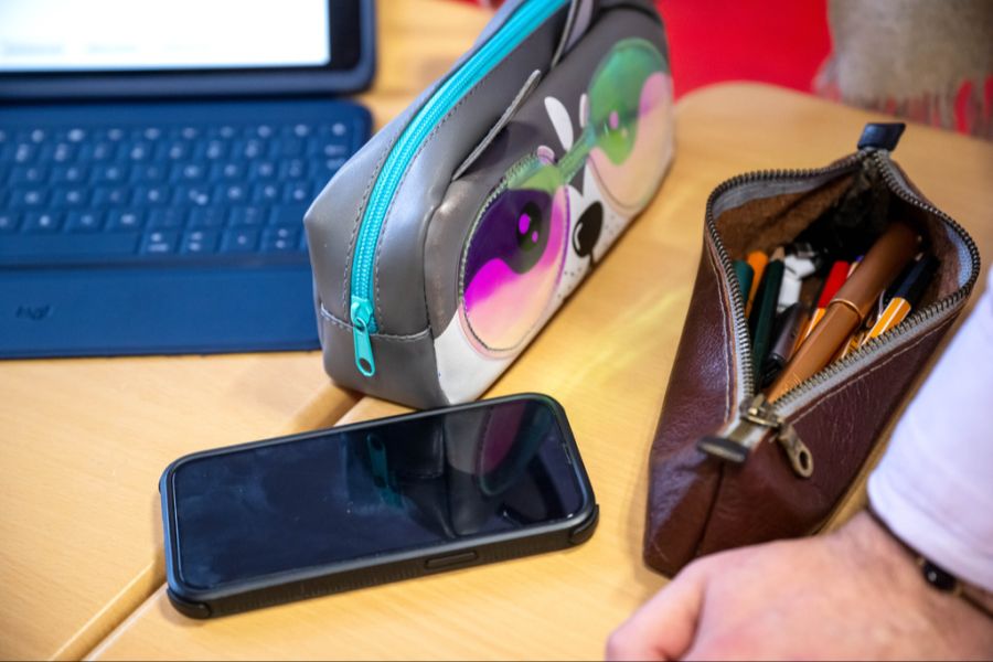 Das Handy kann als unterstützendes Mittel für gewisse Unterrichtszwecke eingesetzt werden. (Archivbild)