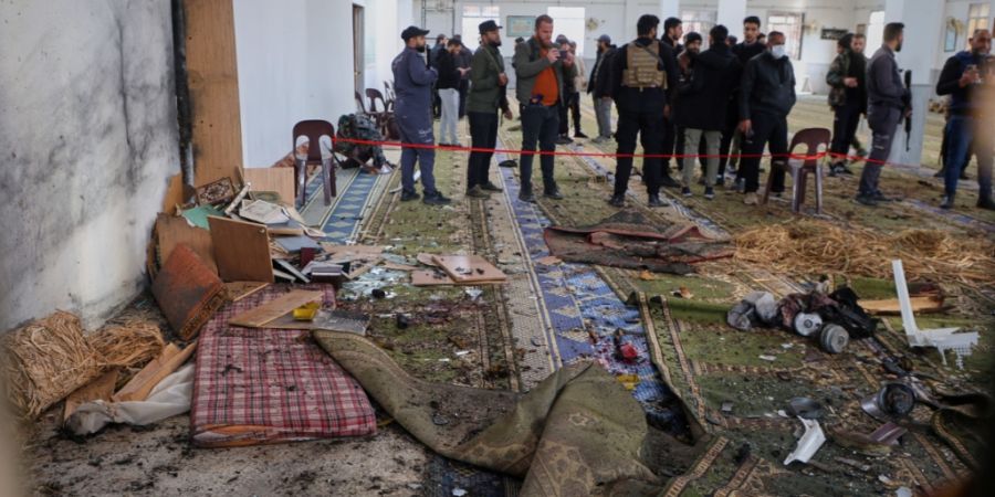 dpatopbilder - Syrische Sicherheitskräfte begutachten die Schäden nach einer Explosion in der Moschee Imam Ali bin Abi Talib in einem überwiegend alawitischen Viertel im Stadtteil Wa...