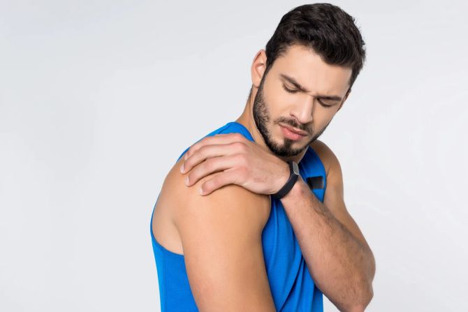 mann mit schulterschmerzen