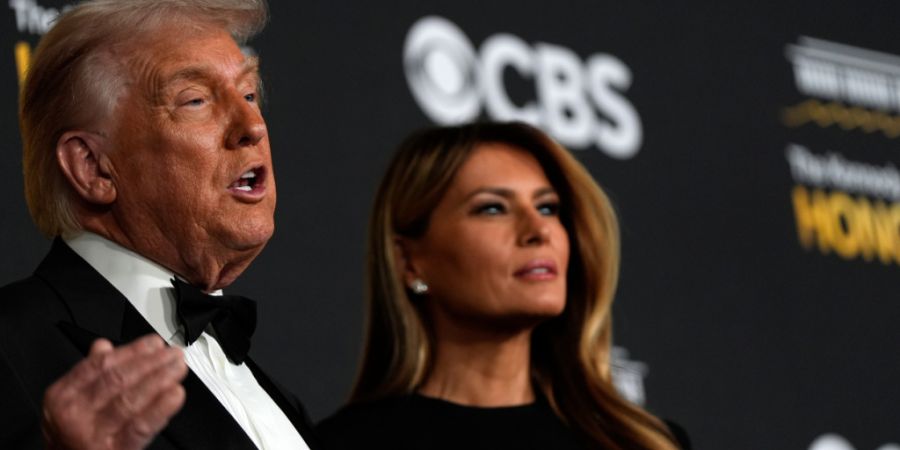 US-Präsident Donald Trump und First Lady Melania Trump kommen zu den 48. Kennedy Center Honors. Foto: Julia Demaree Nikhinson/AP/dpa