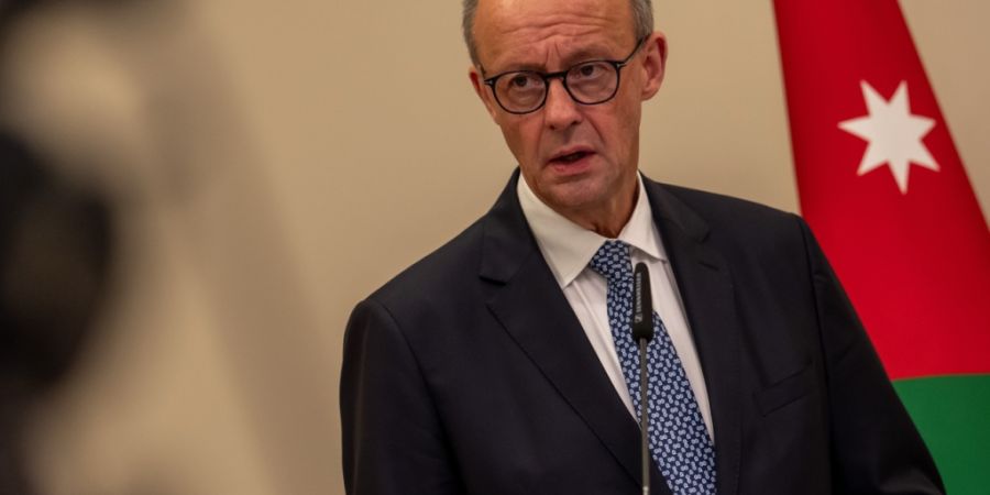 Bundeskanzler Friedrich Merz (CDU) spricht bei einem Pressestatement in Akaba. Foto: Michael Kappeler/dpa
