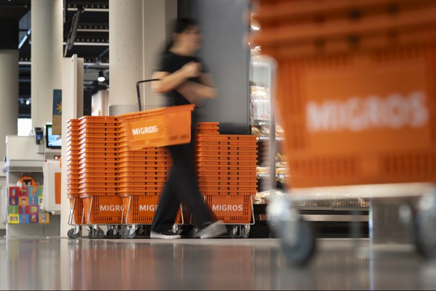 Auch in der Migros nimmt die Kundschaft gelegentlich Körbli mit.
