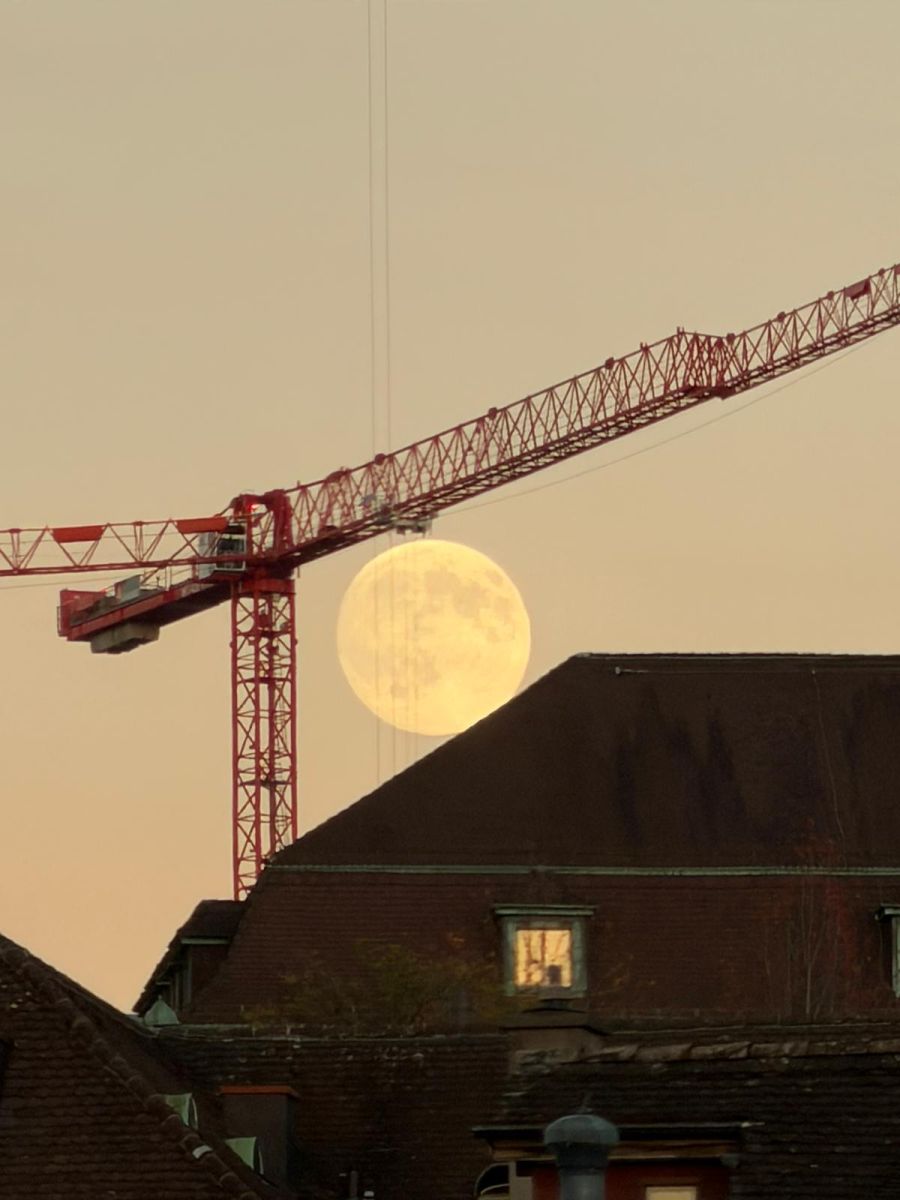 Bereits am Dienstagabend erschien der Mond sehr gross und hell.