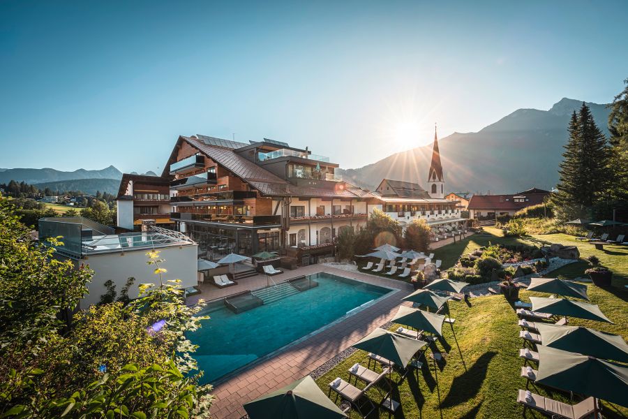 Hotelanlage Pool Berge Kirche