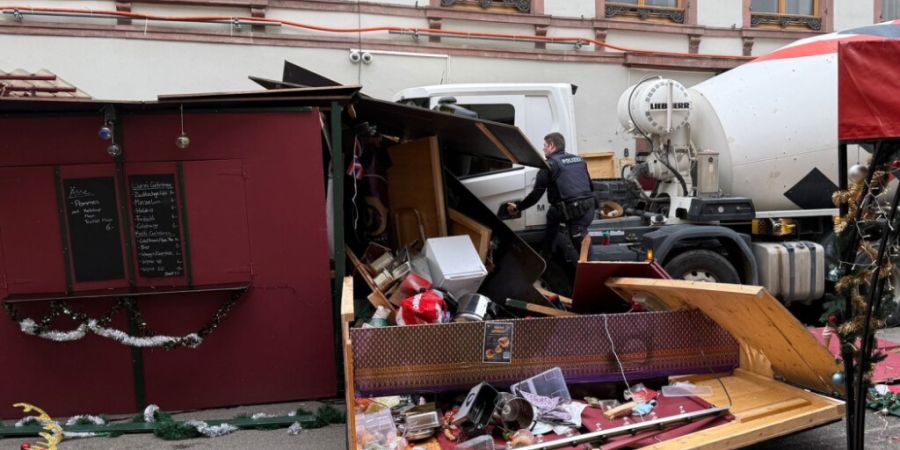 Drei Stände der Adväntsgass wurden stark beschädigt. Der Lastwagenfahrer wurde verletzt ins Spital eingeliefert.