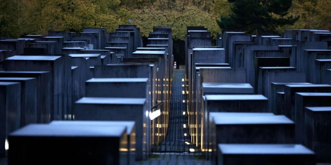 Blick über das Stelenfeld des Mahnmals für die ermordeten Juden Europas: Der Bundestag hatte die Errichtung am 25. Juni 1999 nach jahrelangen Debatten gebilligt. Blick über das Stelenfeld des Mahnmals für die ermordeten Juden Europas: Der Bundestag hatte die Errichtung am 25. Juni 1999 nach jahrelangen Debatten gebilligt.
