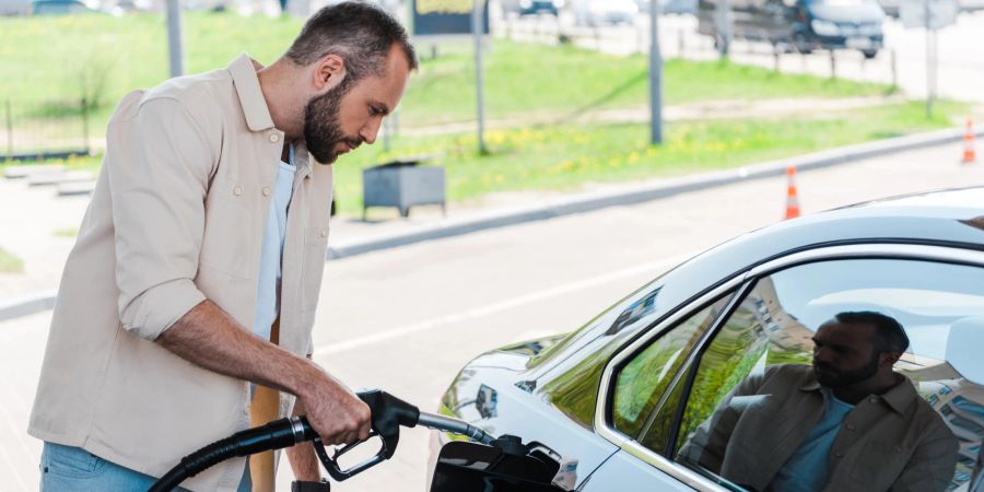 Auto, Mann, Tankstelle