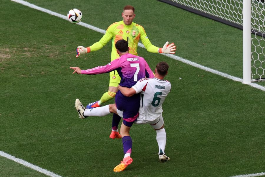 Auf der anderen Seite pariert Peter Gulacsi einen Schuss von Kai Havertz.