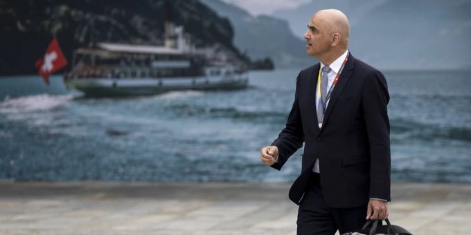 Alt Bundesrat Alain Berset auf dem Weg auf den Bürgenstock in Stansstad NW am 15. Juni, um am Ukraine-Gipfel Werbung für seine Kandidatur als Generalsekretär des Europarats zu machen. Generalsekretär Europarat Alain Berset