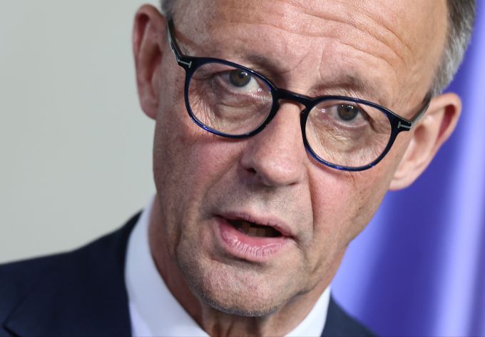 Der Kanzler will die Bundeswehr stärker machen. bundestag merz