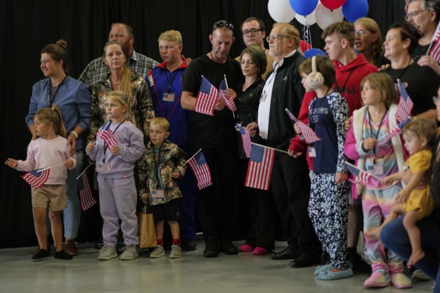 Die Menschen erhalten in den USA Flüchtlingsstatus, obwohl das Land eigentlich eine strikte Migrationspolitik verfolgt.