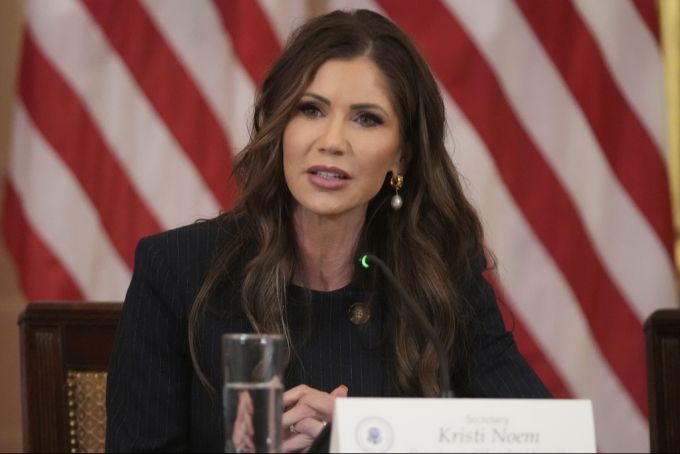 Kristi Noem hat eine aussergewöhnliche Idee, um Migranten den US-Pass zu geben. Kristi noem