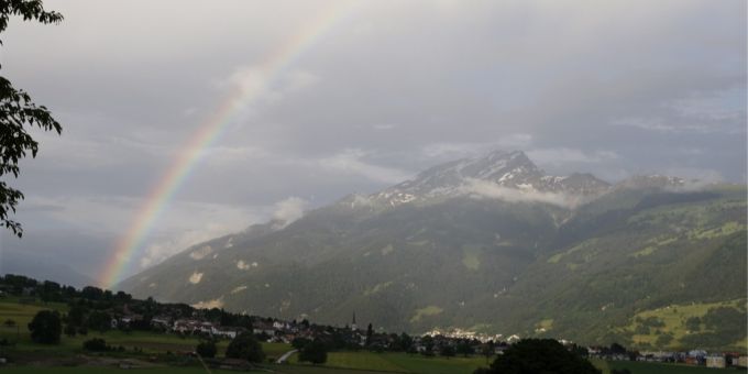 An Auffahrt und dem kommenden Wochenende wird es warm, allerdings aber auch nass. (Symbolbild) Regenbogen Berge Auffahrt