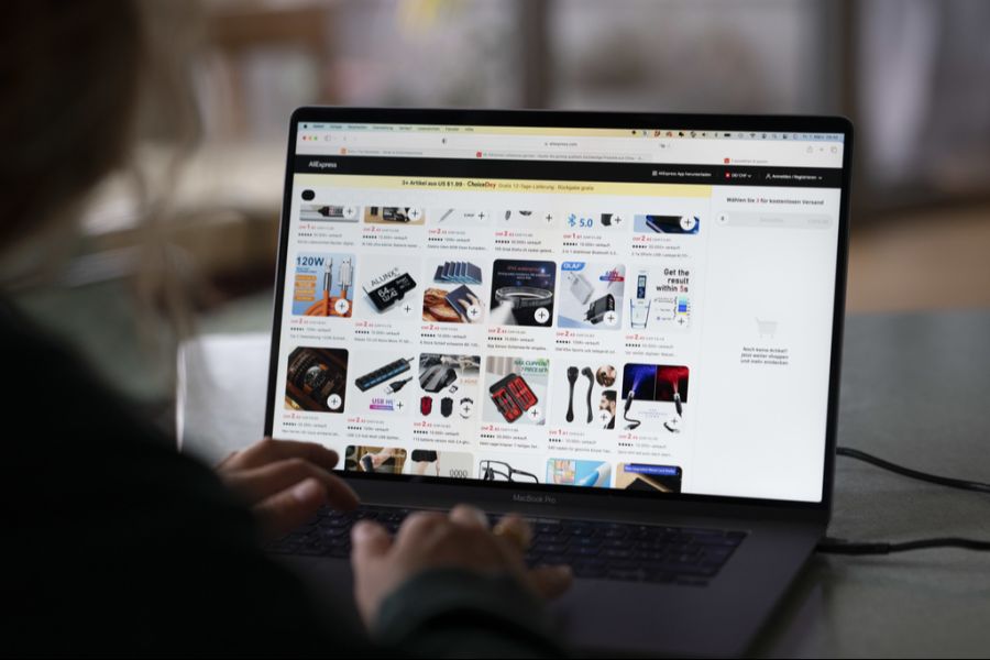 Die ergaunerten Bankdaten nutzen die Betrüger oft fürs Online-Shopping. (Symbolbild)