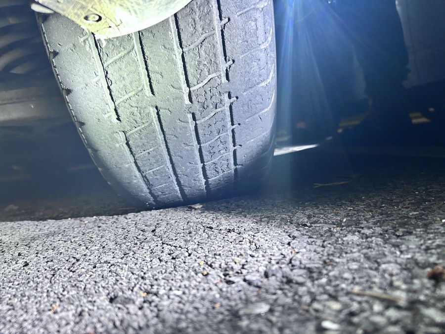 Der Fahrer war auf dem Fahrersitz am Schlafen.