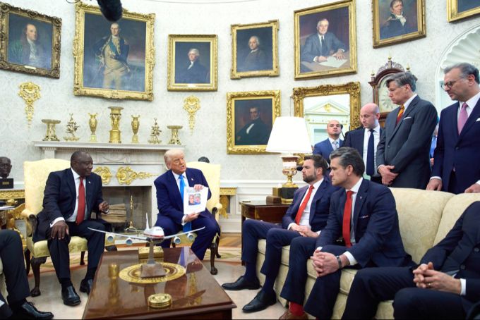 Cyril Ramaphosa musste sich im Weissen Haus gleich Trumps gesamtem Kabinett stellen. Ramaphosa im Weissen Haus