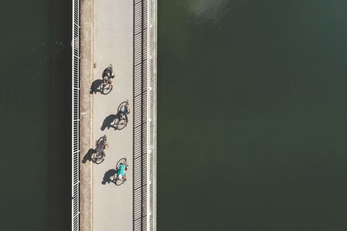Die drei Städte bauen touristische Brücken. Velos Brücke Schatten Vogelperspektive
