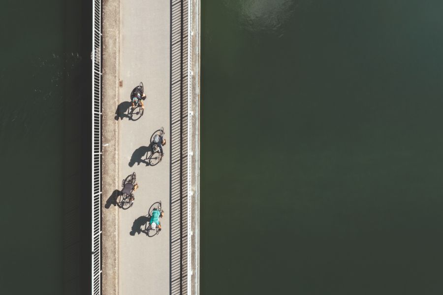 Velos Brücke Schatten Vogelperspektive