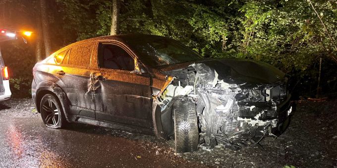 In Näfels GL prallte ein Autofahrer in eine Stützmauer. Kollision in Näfels