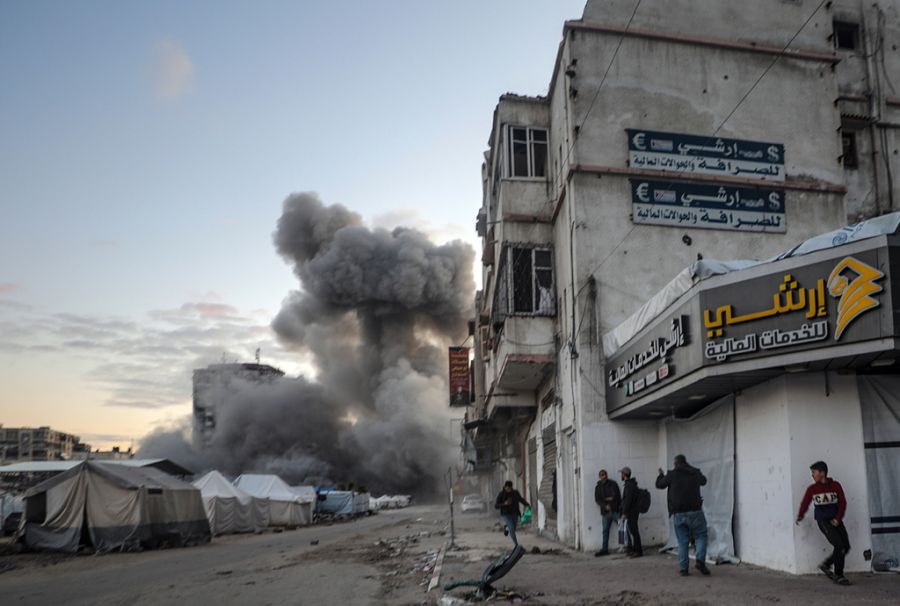 Am meisten habe sie sich vor den Luftangriffen Israels gefürchtet, sie habe sich nur machtlos und betend an die Wand klammern können.