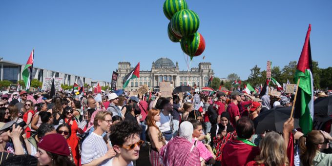 Bei einer Demo gegen das israelische Vorgehen am Gaza-Streifen sind in Berlin über 12'000 Menschen zusammen gekommen. Demo
