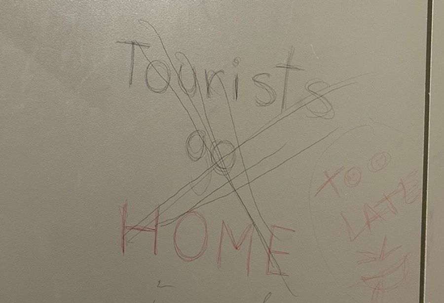 Diese Botschaft findet sich auf der Innenseite einer Flughafen-Toilette.