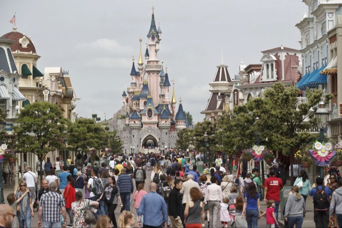Im Disneyland Paris können abseits der Öffnungszeiten auch Hochzeiten vor der Kulisse des Märchenschlosses durchgeführt werden. Hochzeit Disneyland Paris