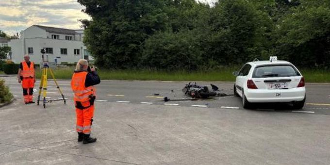 Motorradfahrer (16) bei Unfall schwer verletzt. Motorradfahrer
