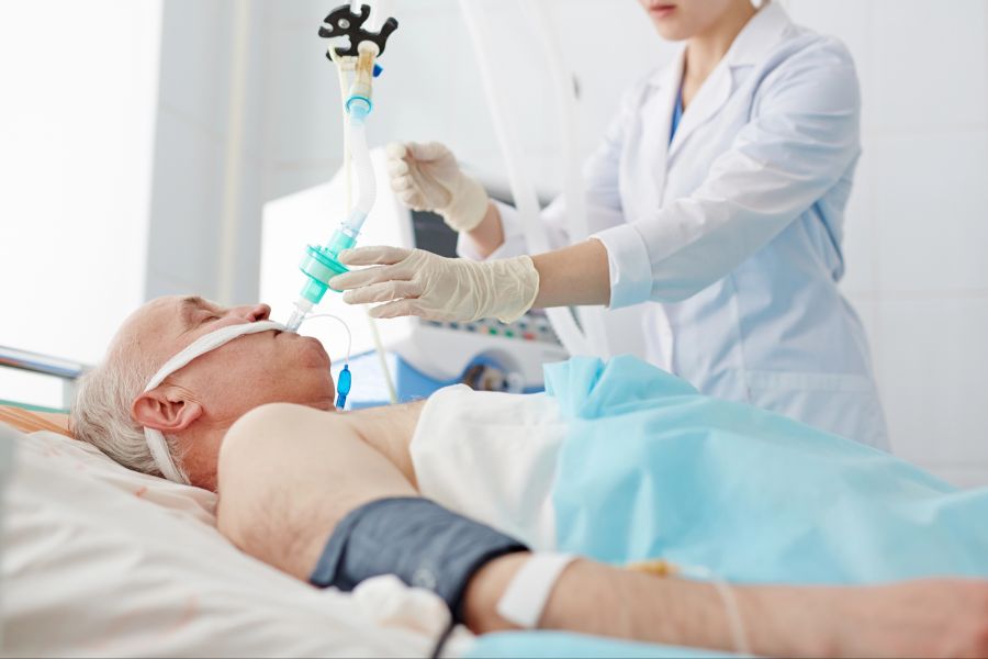 Älterer Mann mit Endotrachealschlauch