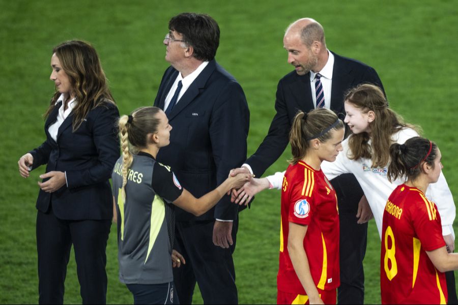 Ein Mädchen neben ihm stahl ihm das Scheinwerferlicht. Es handelte sich um die zwölfjährige Greta.