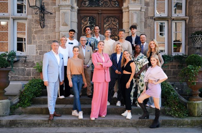 Hier übernimmt sie die Führung: Sonja Zietlow und die 16 Kandidaten der dritten Staffel der «Verräter» bei RTL. Sonja Zietlow