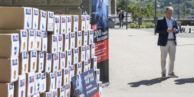 «200 Franken sind genug!»: Kartons mit Unterschriften bei der Einreichung der SRG-Initiative. SRG-Initiative