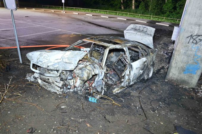 Nach einem Selbstunfall in Schenkon brannte ein Auto aus. Selbstunfall in Schenkon