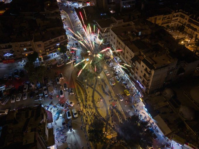 Hier die Feierlichkeiten in der Syrischen Stadt Idlib. syrien sanktionen