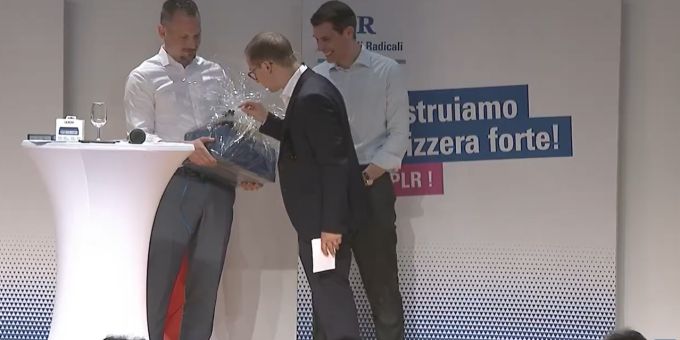 Philippe Nantermod entdeckt in der Geschenkbox (die Jonas Projer hält) Produkte, die für einen Walliser ungewöhnlich sind. Thierry Burkart