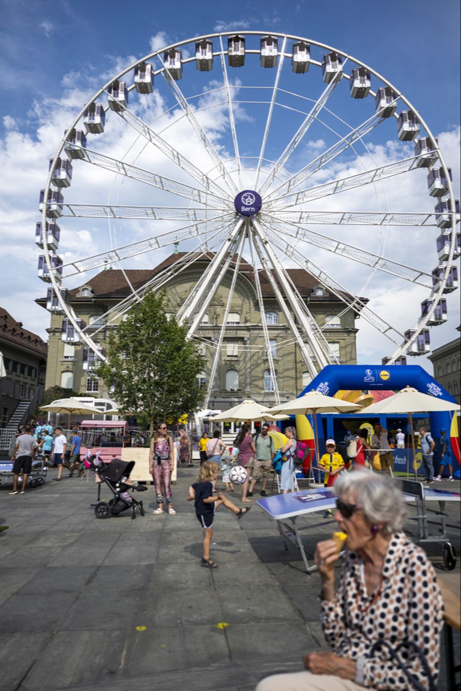 Als grosse Attraktion steht ein Riesenrad bereit.