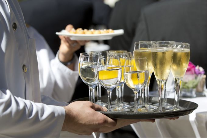 Ein Kellner mit Getränken in einem Restaurant. Service