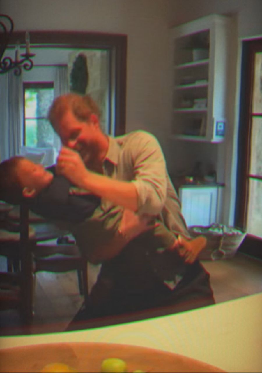 Harry blödelt mit seinen Kindern herum.
