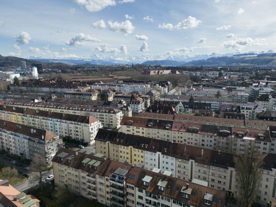 Dass das Bauen ins Stocken geraten sei, treibe die Preise nach oben.