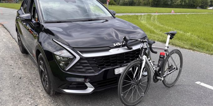 In Eichberg kam es zu einer Kollision zwischen einem Auto und einem Velo. Kollision in Eichberg
