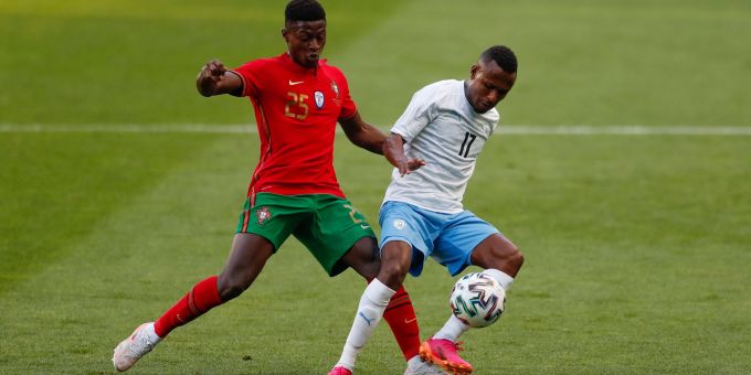 Der israelische Nationalspieler Gadi Kinda (r), hier im Zweikampf mit Portugals Nuno Mendes, ist gestorben. Der israelische Nationalspieler Gadi Kinda (r), hier im Zweikampf mit Portugals Nuno Mendes, ist gestorben.