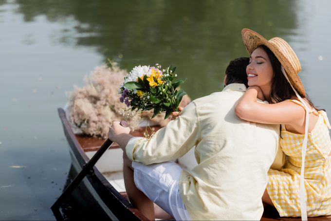 Ein romantischer Ausflug zu zweit kann die Liebe neu entfachen. Freizeit