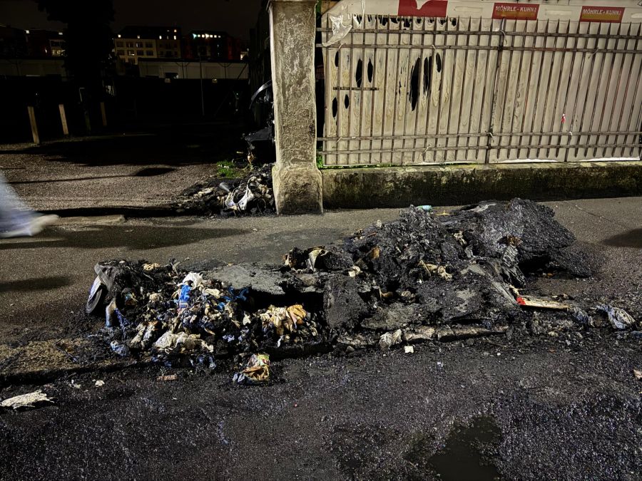 Die Vermummten setzten ausserdem Container und Strassenbarrikaden in Brand.