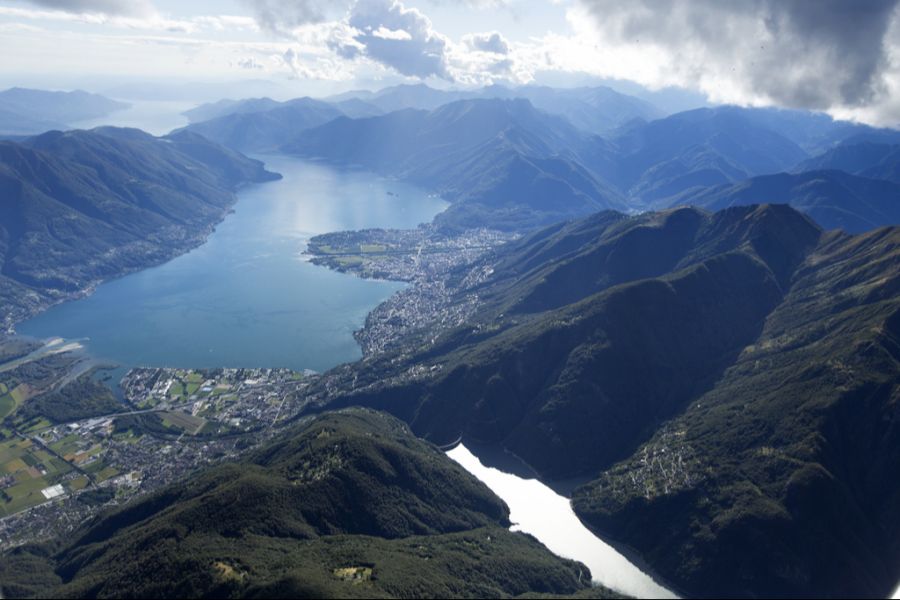 Der Lago Maggiore erstreckt sich von Tenero über Locarno bis nach Italien.