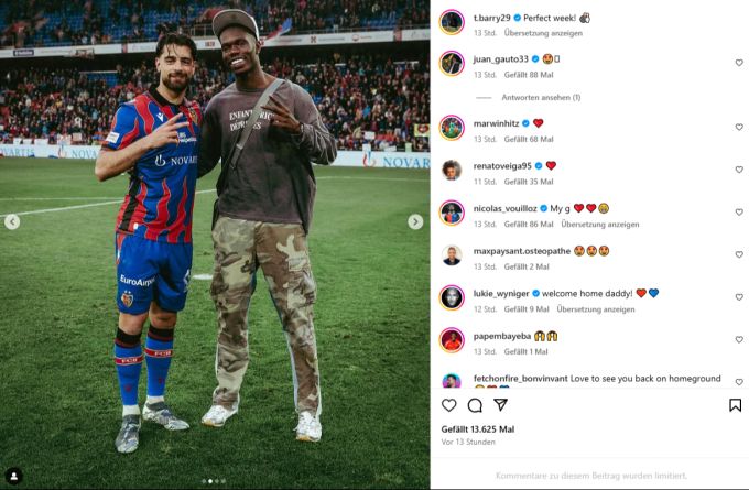 Thierno Barry (r.) posiert nach dem Sieg gegen Servette mit Nicolas Vuilloz vom FC Basel. FC Basel