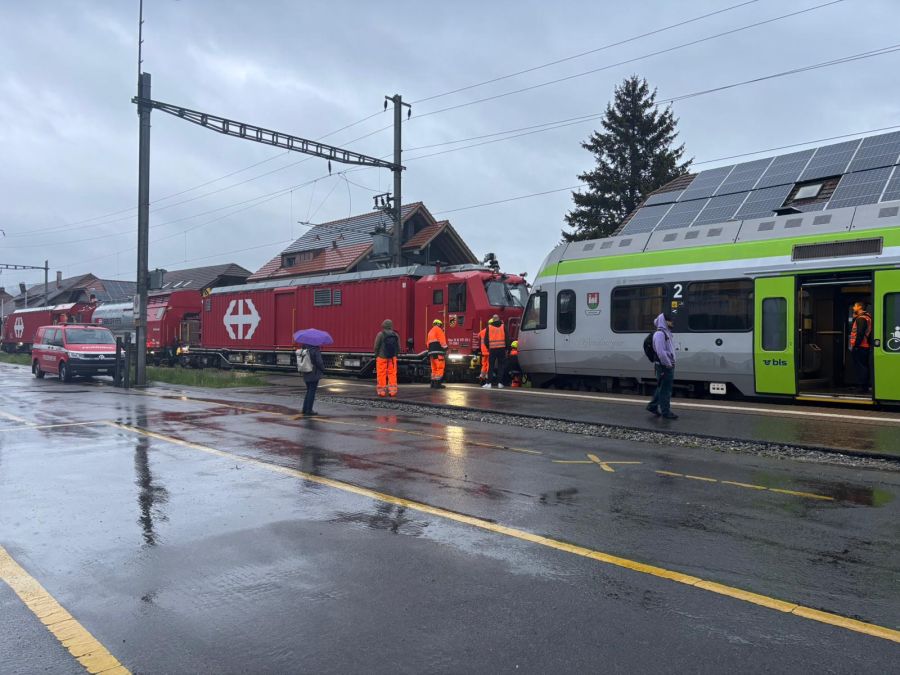 Zuletzt muss die BLS den Pannenzug abschleppen lassen.