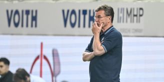 Bundesliga - Auch bei Abstieg: Hecking bleibt Bochum-Trainer
