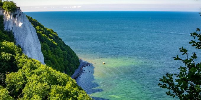 Eine beliebtes Panorama und Ausflugsziel: Der Kreidefelsen auf der Insel Rügen. Rügen