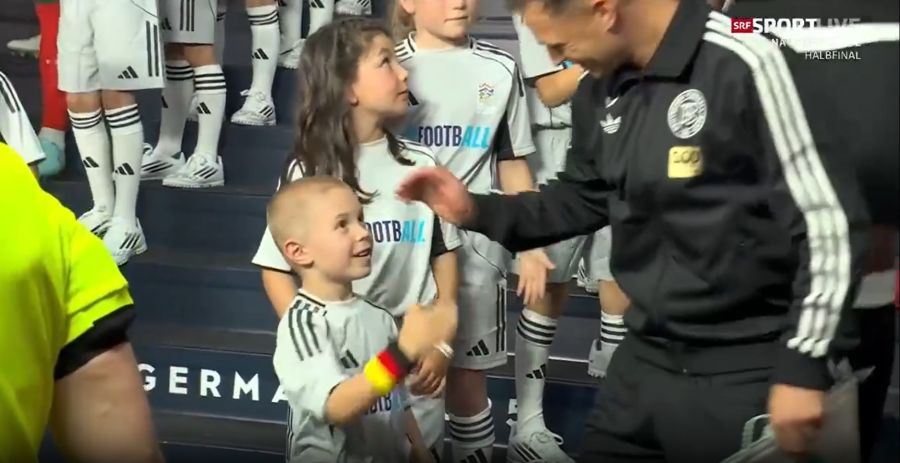 Als der Papa bei ihm ankommt, ist dieser sichtlich überrascht.