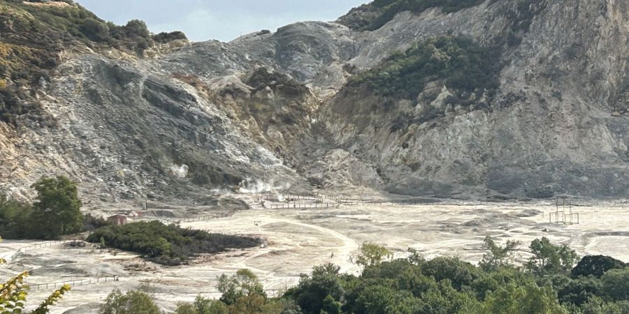 Das Vulkanfeld Solfatara in der Kleinstadt Pozzuoli im Westen der italienischen Millionenmetropole Neapel. Das Gebiet gehört zum Supervulkan der Phlegräischen Felder.